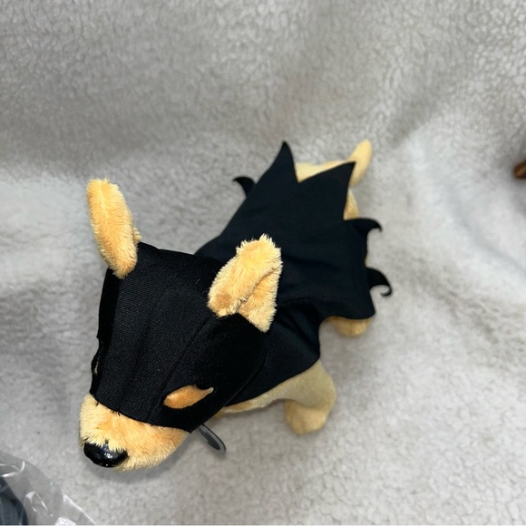 Batman dog 2010 Six Flags plush 10" x 15" dog in bat mask & cape - Picture 5 of 11